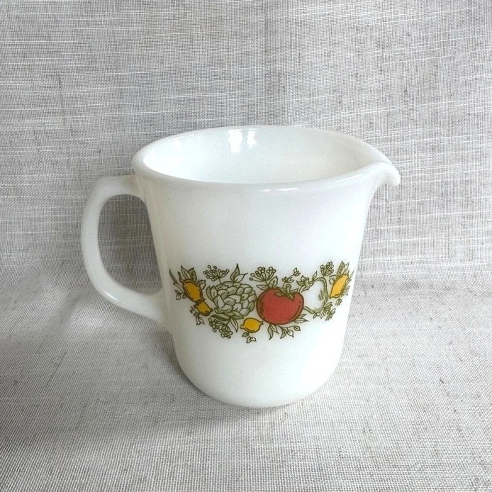 Pyrex vintage milk